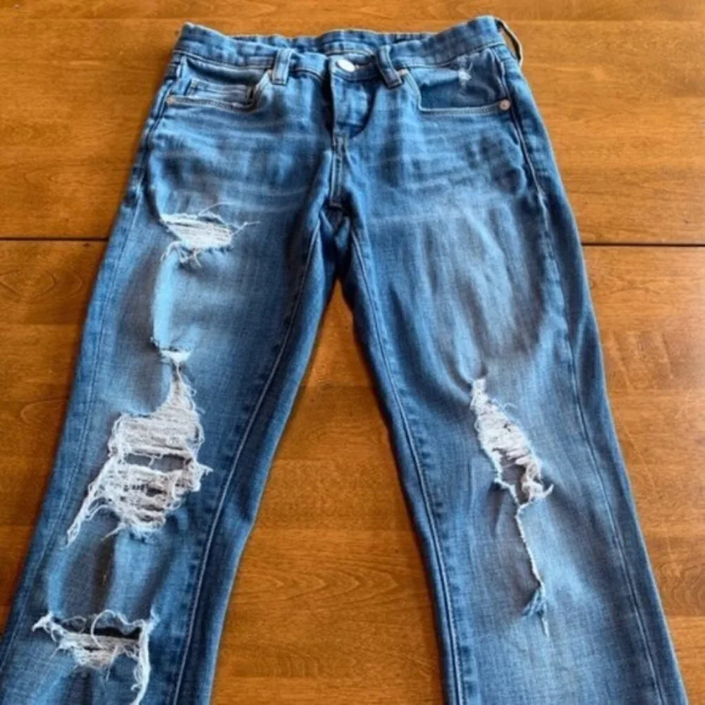 𝅺BLANK NYC Skinny Classique Distressed Jeans. 24.